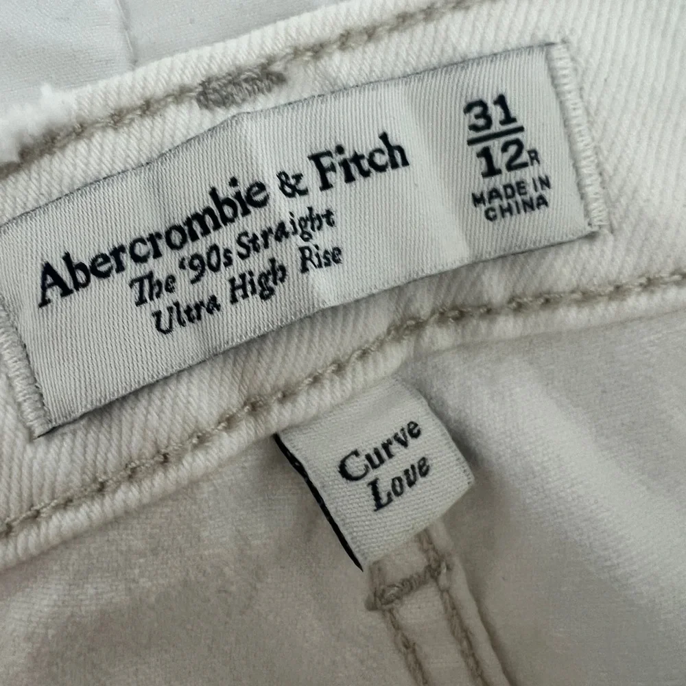 Abercrombie Curve Love ’90s Straight Ultra High Rise White Jeans Size 31/12R - Picture 3 of 4